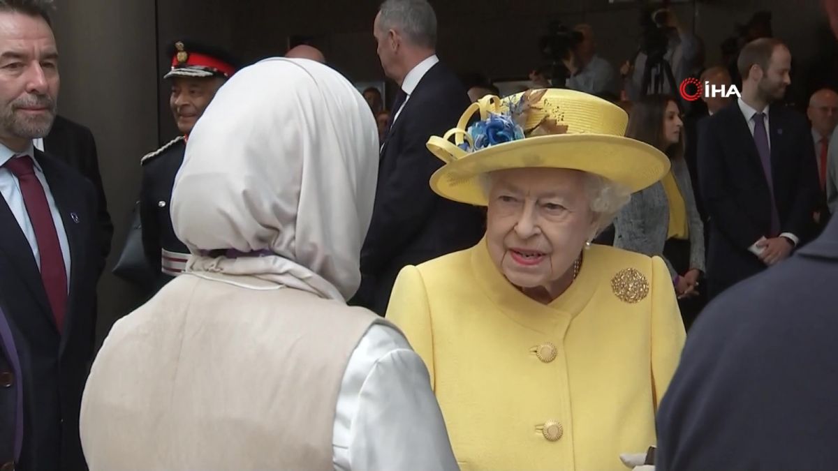Kraliçe II. Elizabeth 'Elizabeth Hattı'nı ziyaret etti