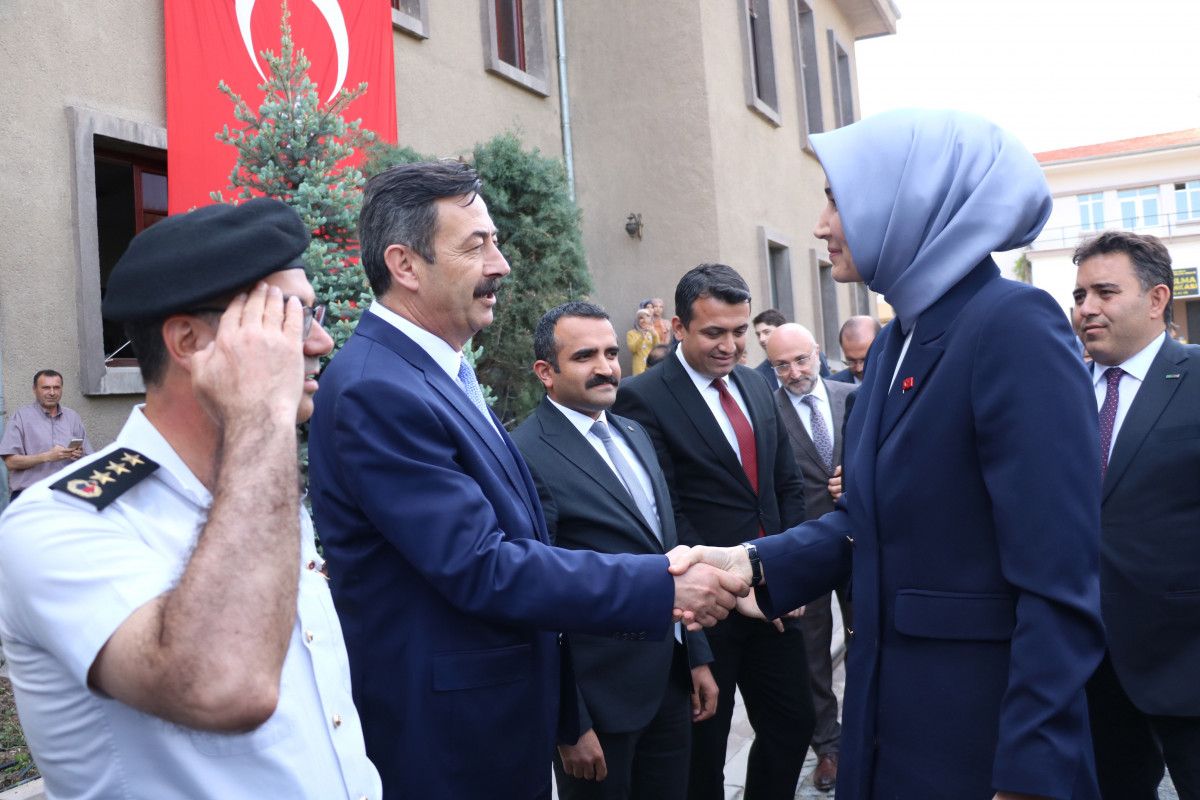 Türkiye nin ilk başörtülü valisi Kübra Güran Yiğitbaşı görevine başladı #2