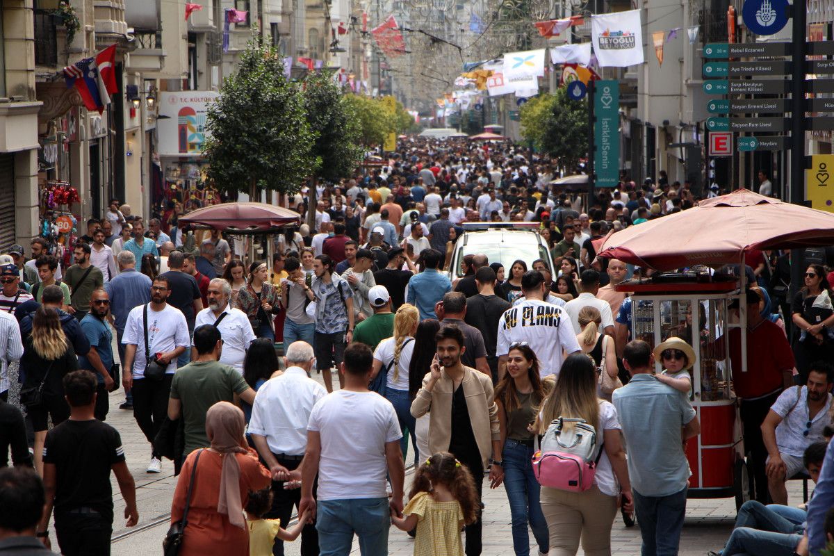 Yerli yabancı turistler hafta sonu Beyoğlu'nu doldurdu