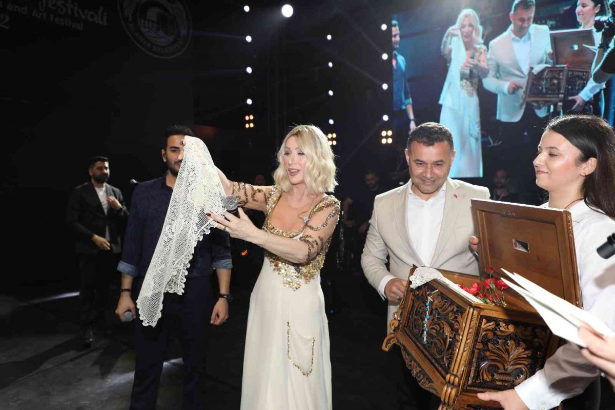 Seda Sayan, Antalya da konser verdiği sahnede çeyiz sandığı hediyesi aldı #1