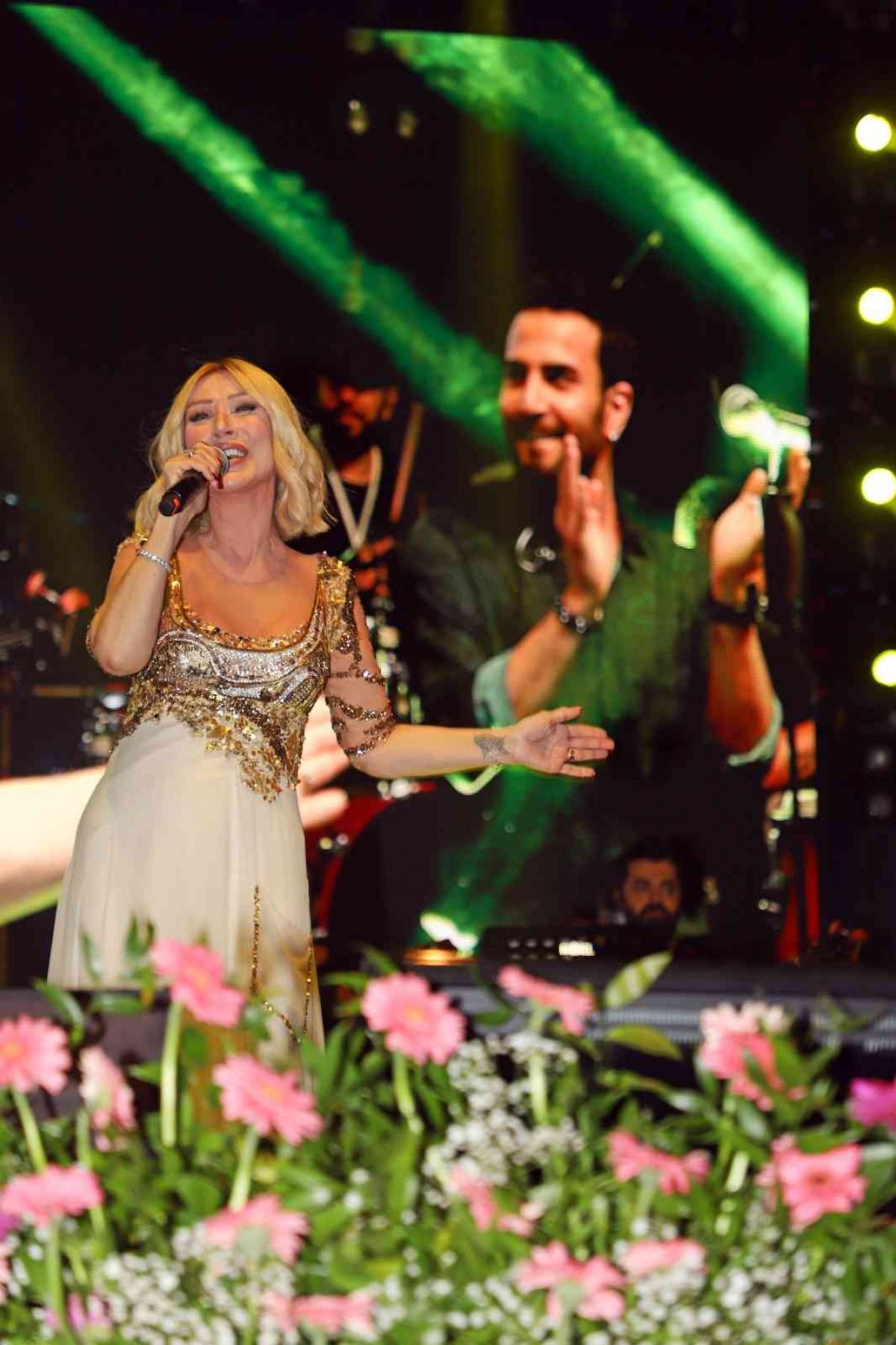 Seda Sayan, Antalya da konser verdiği sahnede çeyiz sandığı hediyesi aldı #8
