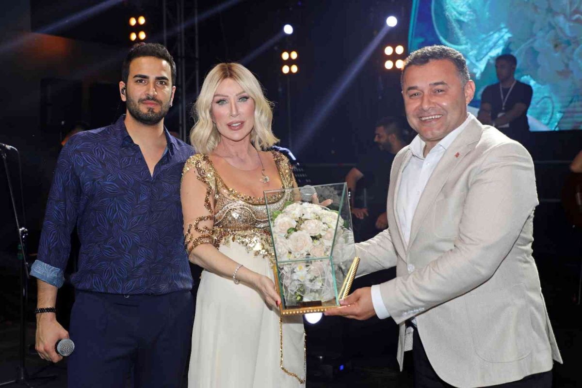 Seda Sayan, Antalya da konser verdiği sahnede çeyiz sandığı hediyesi aldı #6