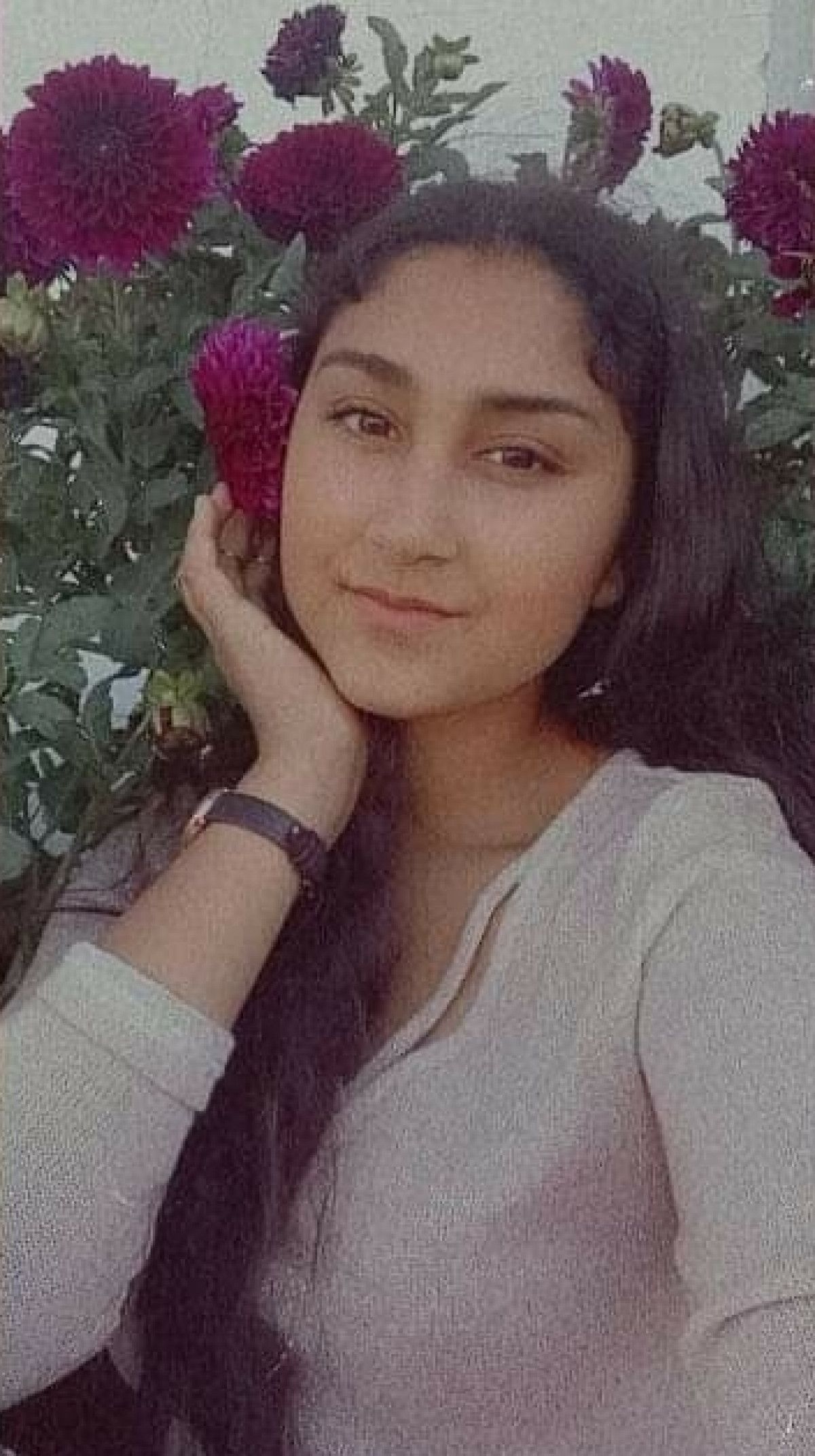 İzmir de lise öğrencisi 2 kız kayboldu, aileler jandarma önünde toplandı #10