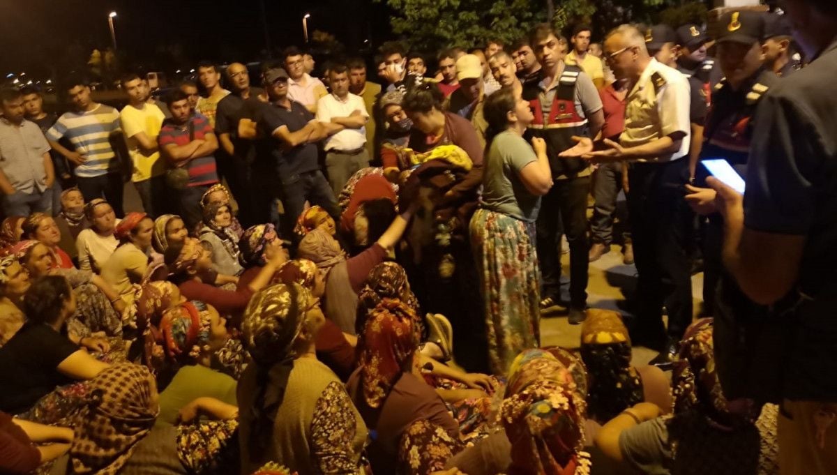 İzmir de lise öğrencisi 2 kız kayboldu, aileler jandarma önünde toplandı #1