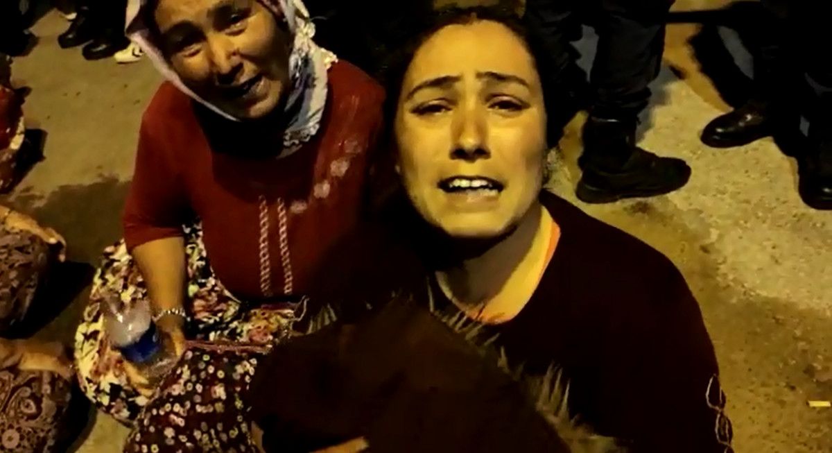 İzmir de lise öğrencisi 2 kız kayboldu, aileler jandarma önünde toplandı #4