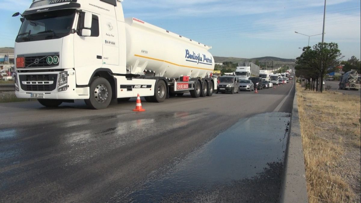 Kırıkkale de tankerden dökülen zift nedeniyle araçlar yola yapıştı #2