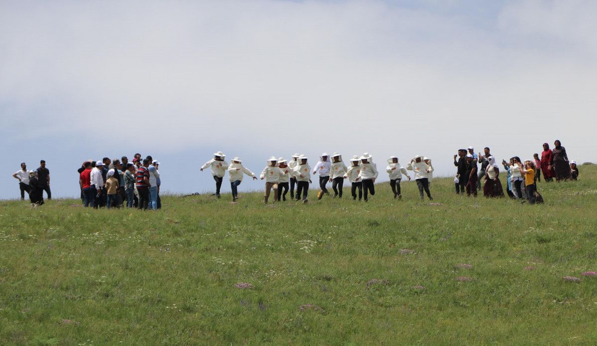 Vanlı arıcılar Bal Yuvarlama yarışması düzenledi #1