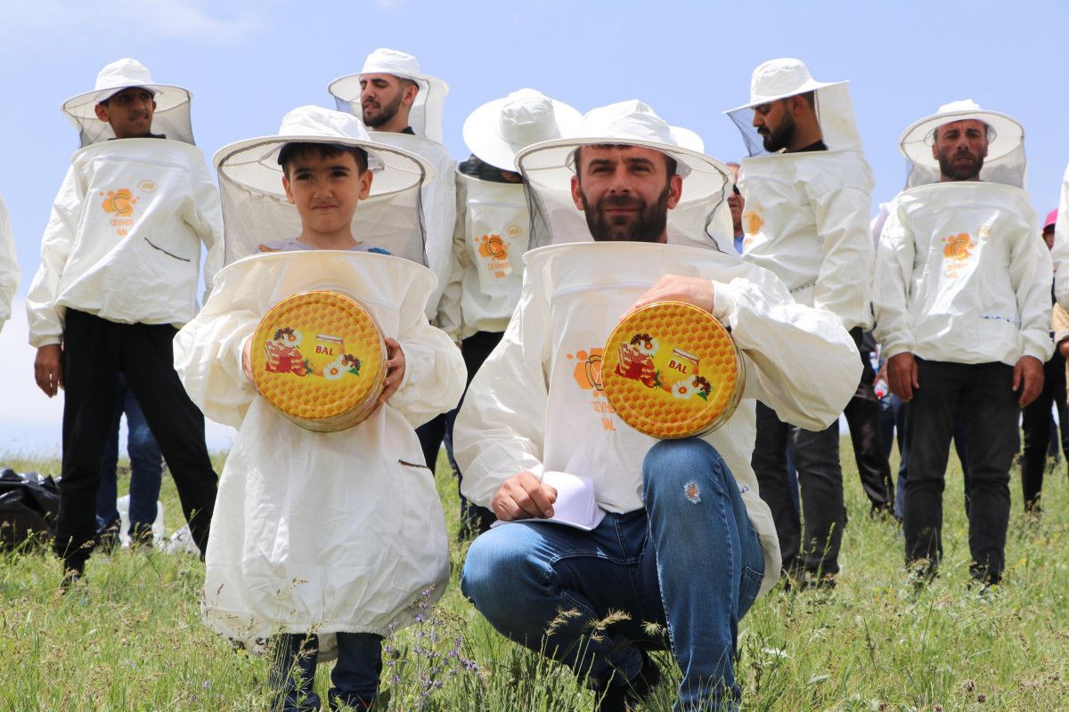 Vanlı arıcılar Bal Yuvarlama yarışması düzenledi #10