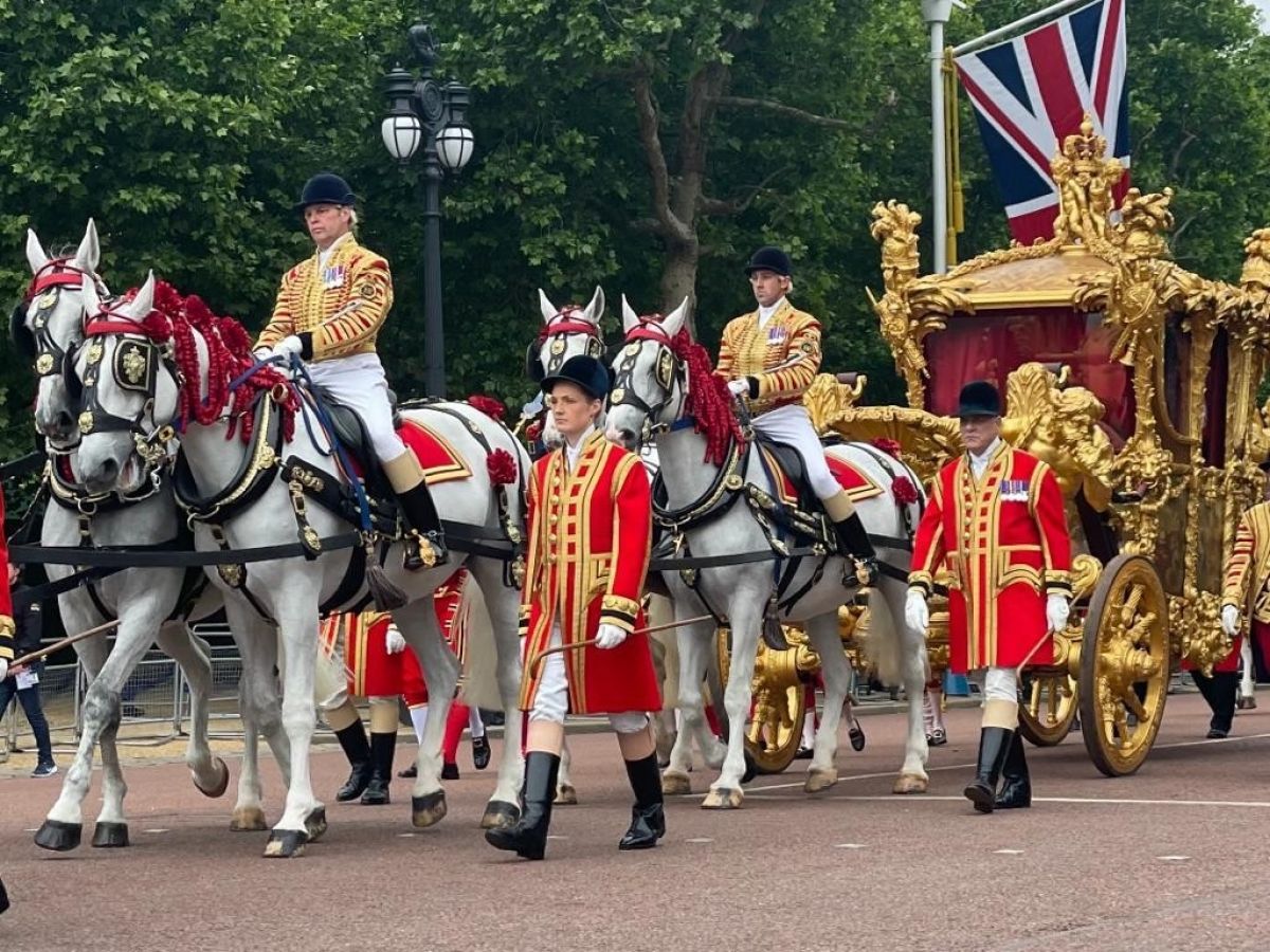 Queen  Elizabeth's hologram salutes the public #2