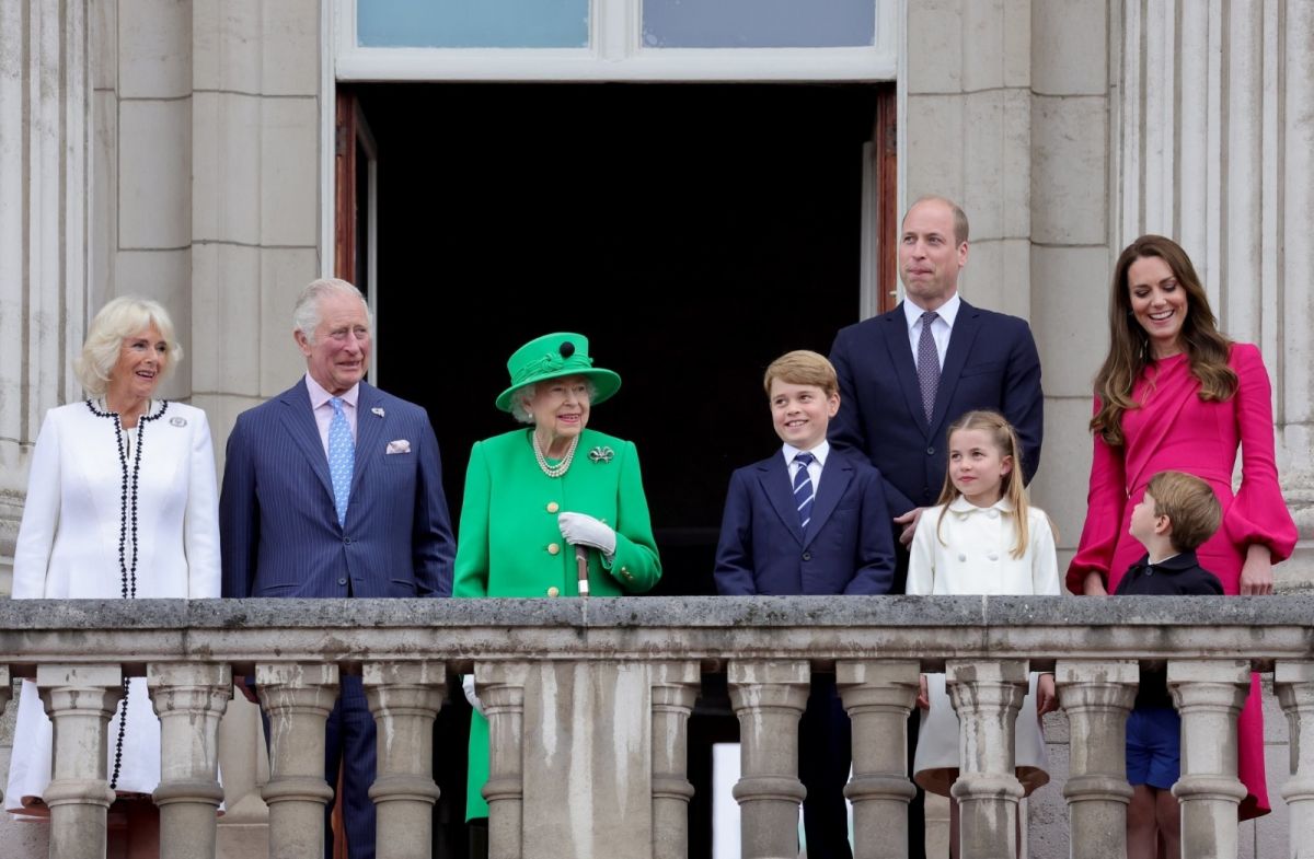 Queen  Elizabeth's hologram salutes the public #3