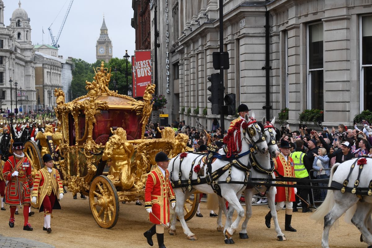 Queen  Elizabeth's hologram salutes the public #5