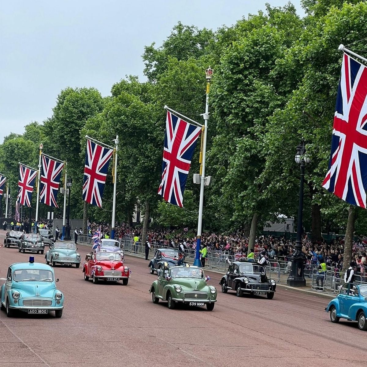 Queen  Elizabeth's hologram salutes the public #4