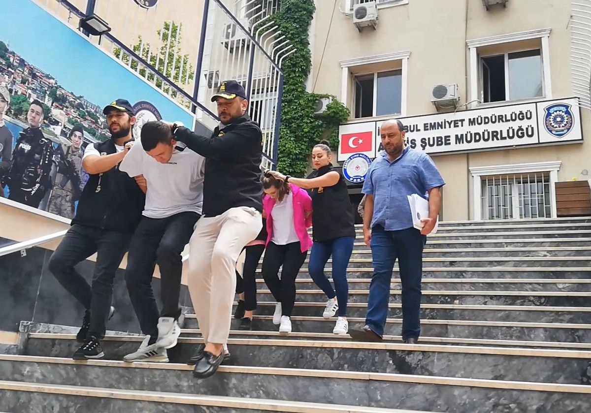Beyoğlu da kurmaca flörtünün kafeye çağırdığı kişiye silahlı saldırı #1