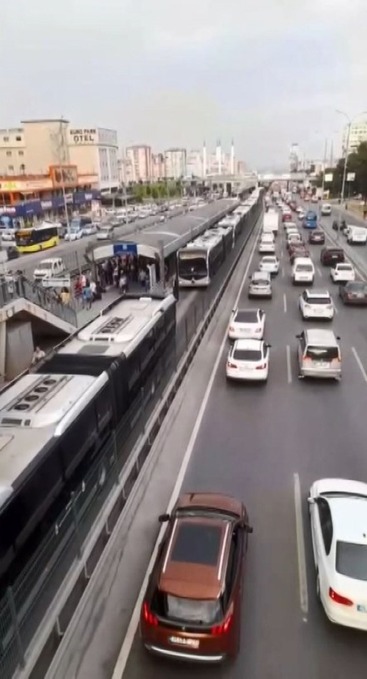 İstanbul da arıza yapan metrobüs yoğunluğa neden oldu #4
