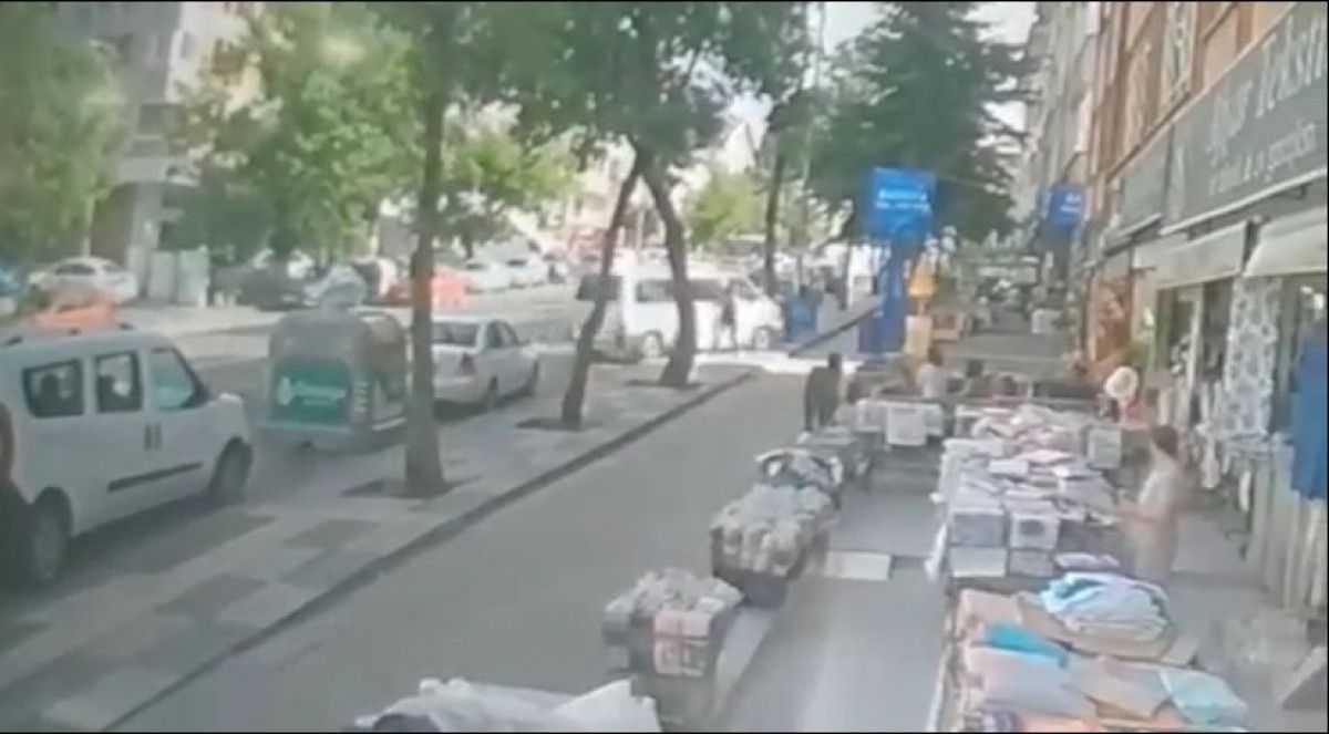 Ankara da bir şoför, minibüsünü tartıştığı 5 kızın üzerine sürdü #1