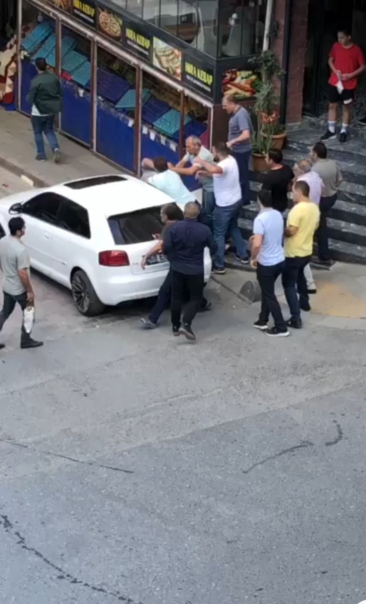 İstanbul da esnaflar park yeri yüzünden kavgaya tutuştu #1