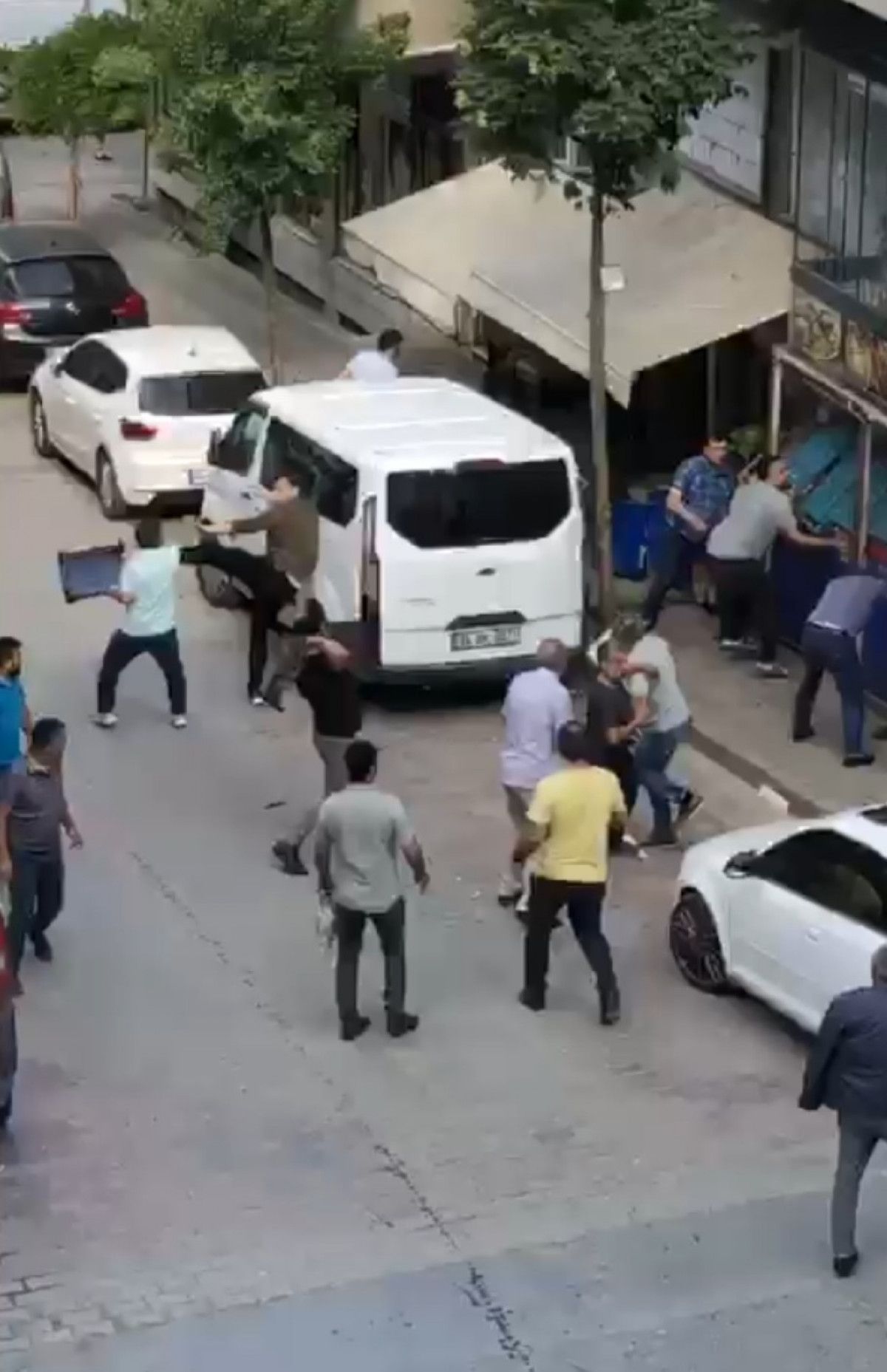 İstanbul da esnaflar park yeri yüzünden kavgaya tutuştu #4