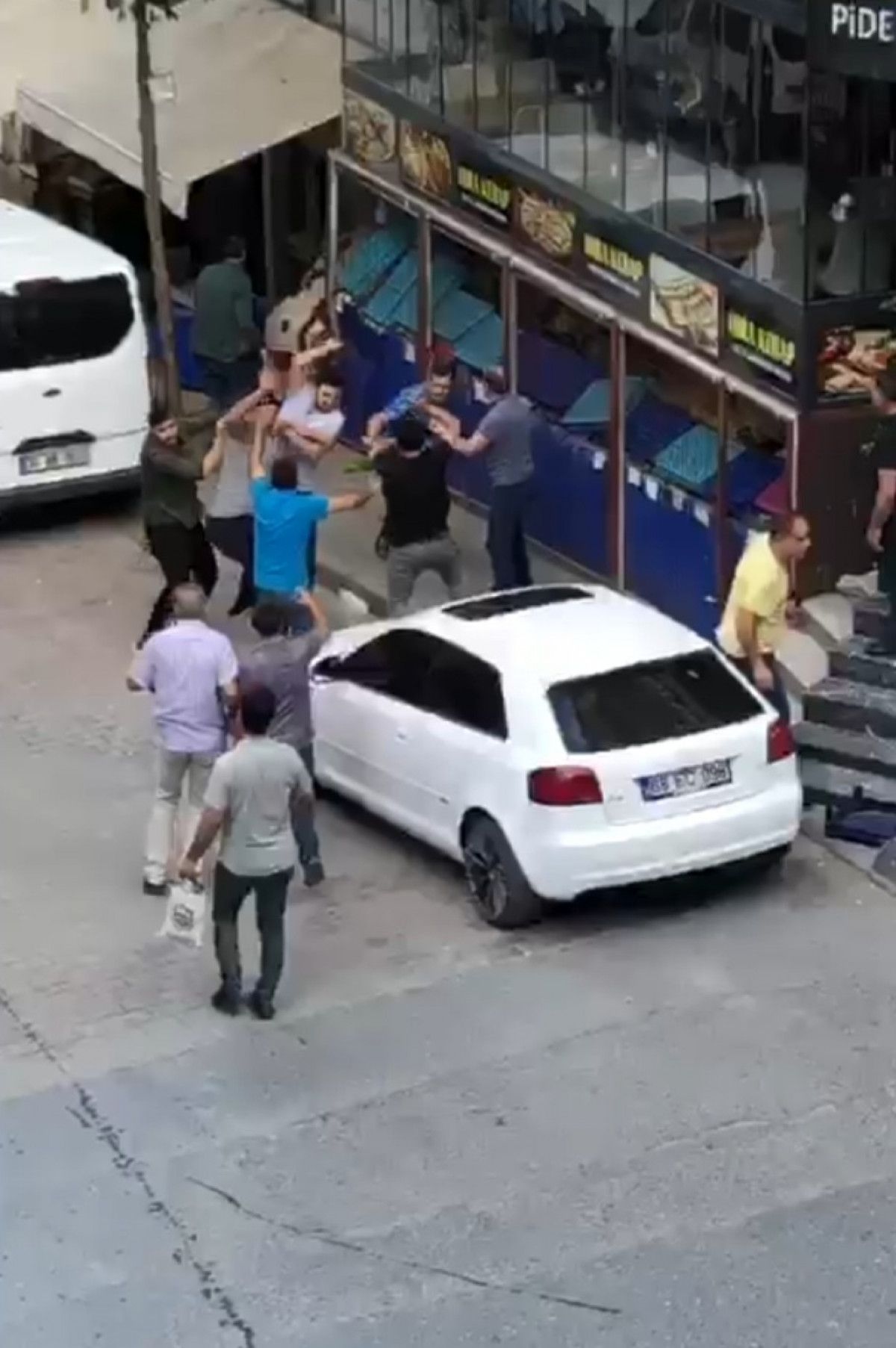 İstanbul da esnaflar park yeri yüzünden kavgaya tutuştu #2