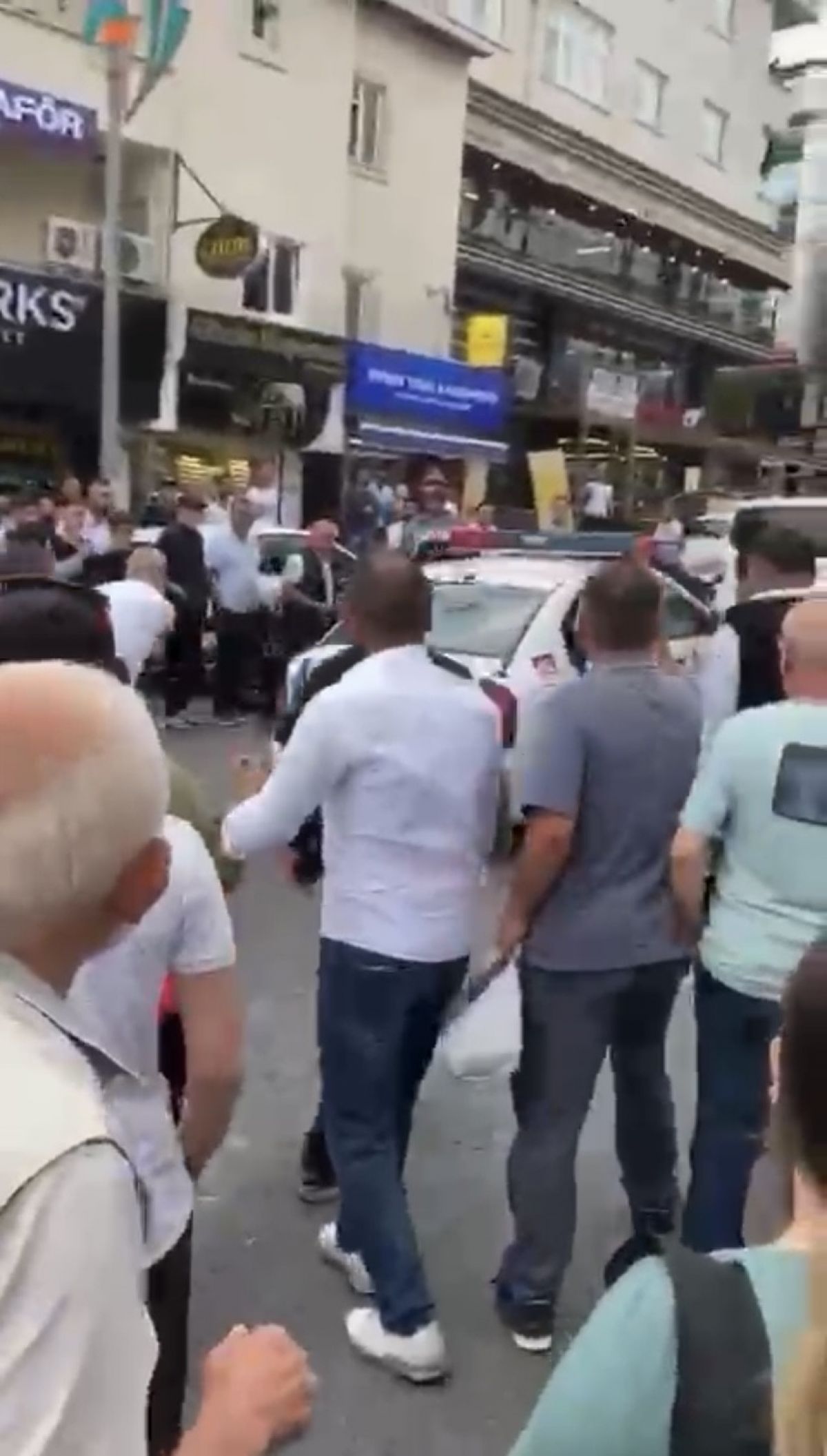Çekmeköy de bir çocuğu taciz ettiği iddia edilen şahsa meydan dayağı #2