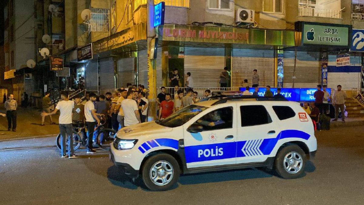Diyarbakır da dolandırılan 100 kişi, ulaşamadıkları kuyumcunun öndünde toplandı #1