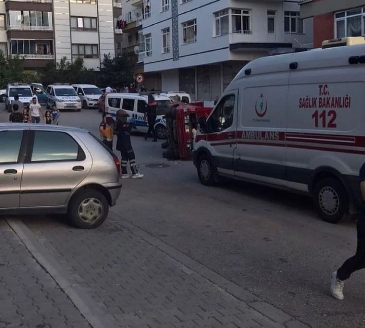Ankara’da drift yapan sürücüye kızan mahalleli, aracını devirdi #3