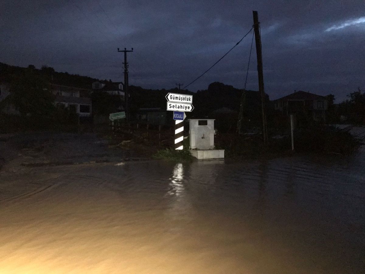 Sakarya Kocaali de dere taştı, ev ve iş yerlerini su bastı  #5