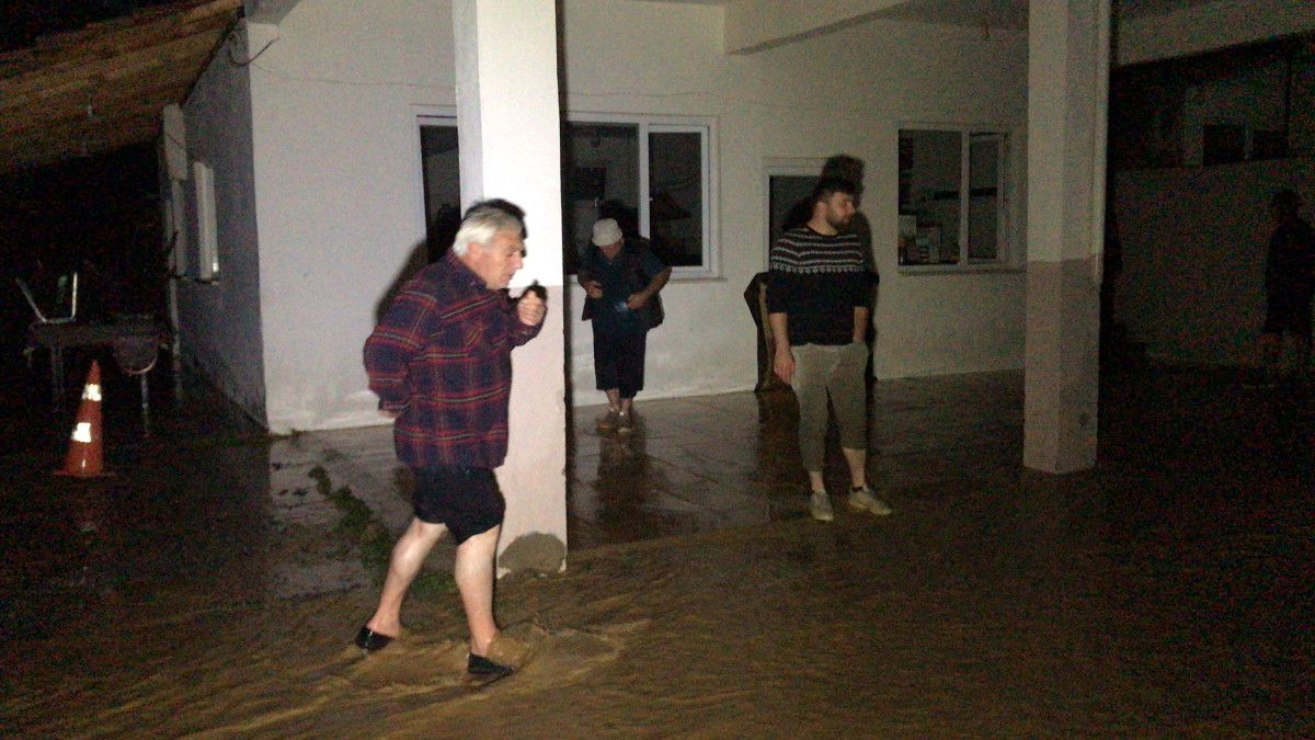 Sakarya Kocaali de dere taştı, ev ve iş yerlerini su bastı  #4