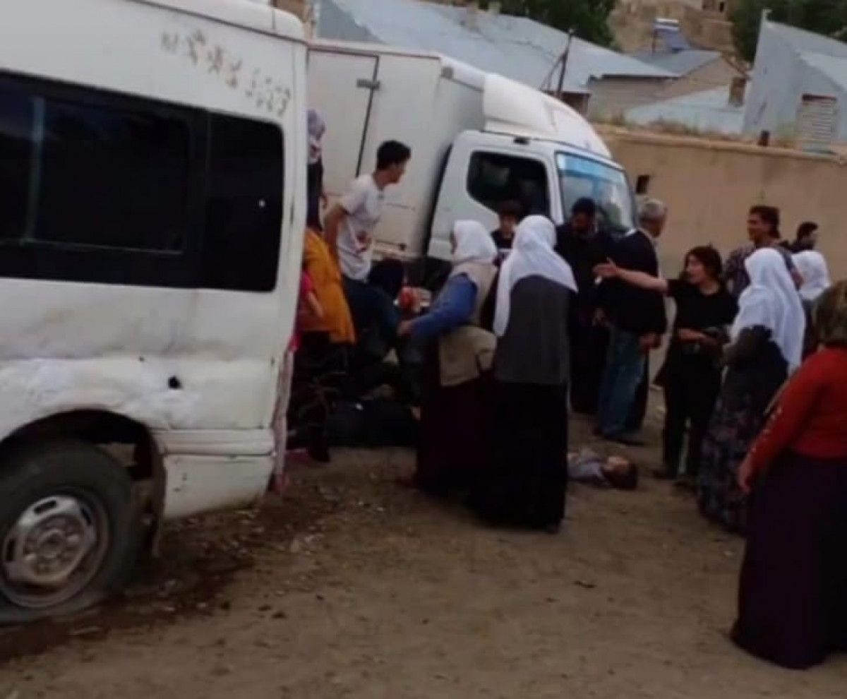 Van da dur ihtarına uymayan araca ateş açıldı: 1 kaçak göçmen öldü, 12 si yaralandı #1