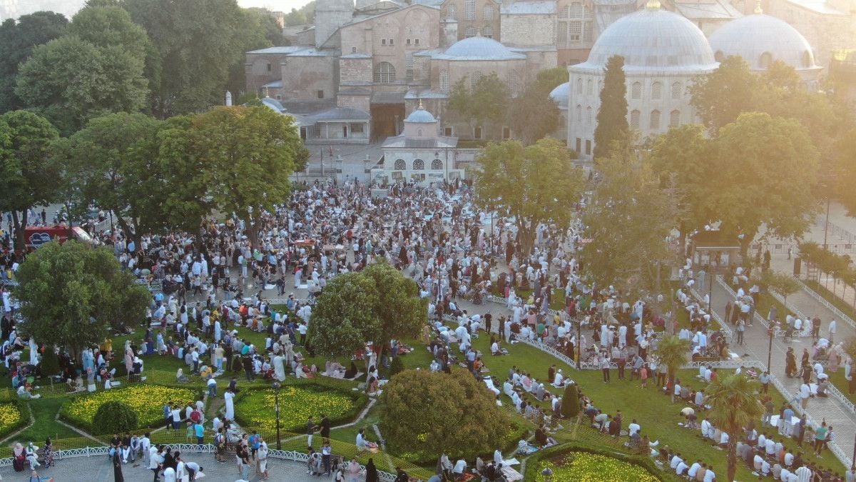Ayasofya Camii nde binlerce kişi bayram namazı kıldı #12