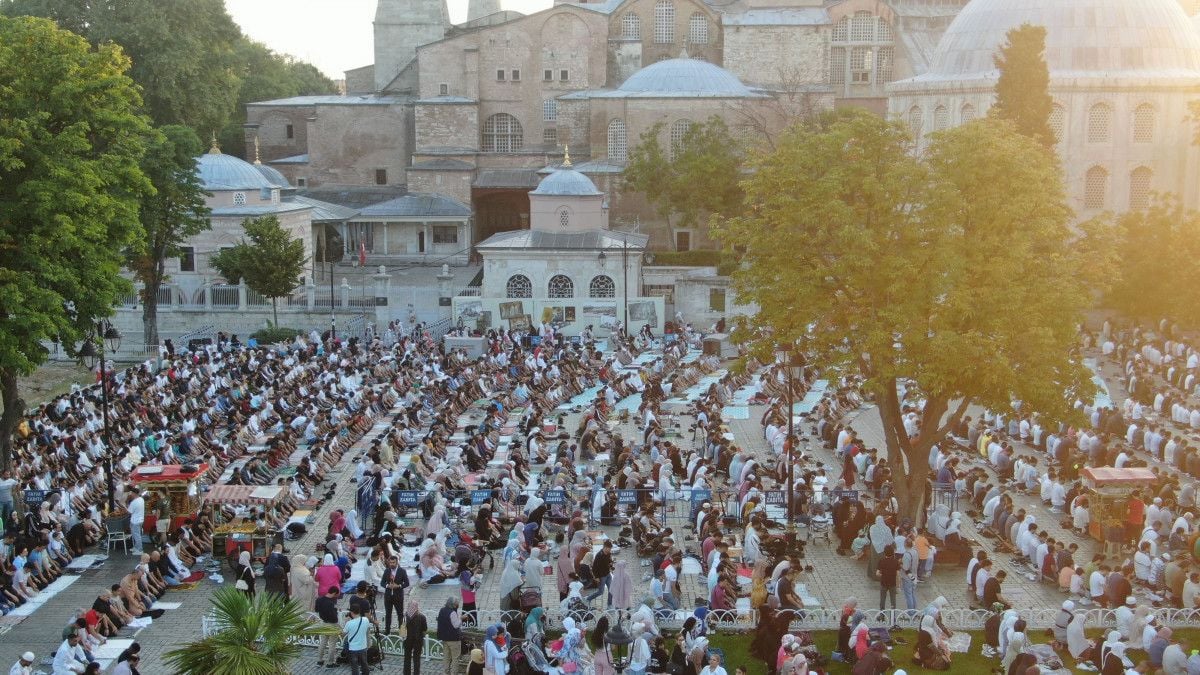 Ayasofya Camii nde binlerce kişi bayram namazı kıldı #14