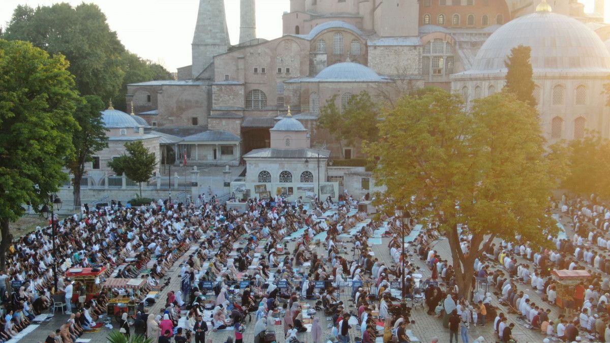 Ayasofya Camii nde binlerce kişi bayram namazı kıldı #13