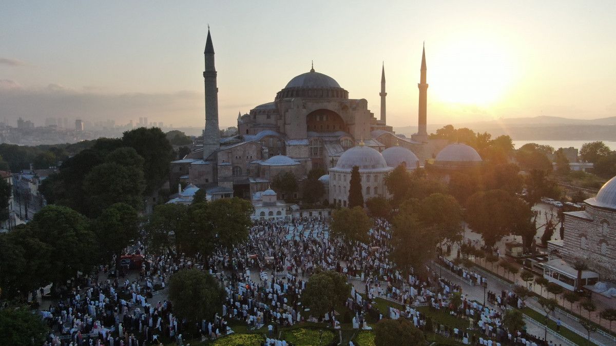 Ayasofya Camii nde binlerce kişi bayram namazı kıldı #15
