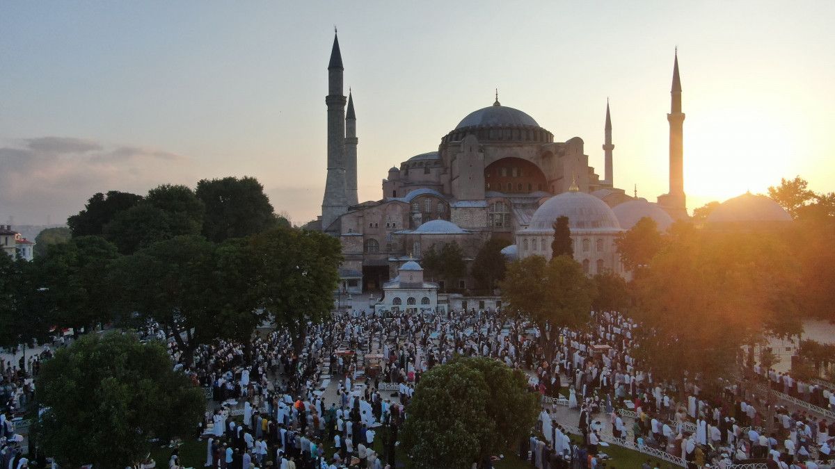 Ayasofya Camii nde binlerce kişi bayram namazı kıldı #11