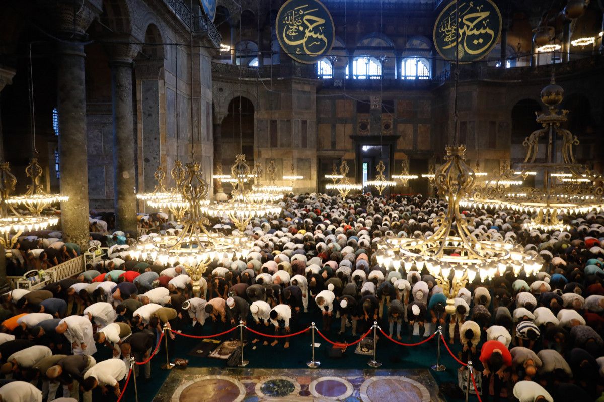 Ayasofya Camii nde binlerce kişi bayram namazı kıldı #1