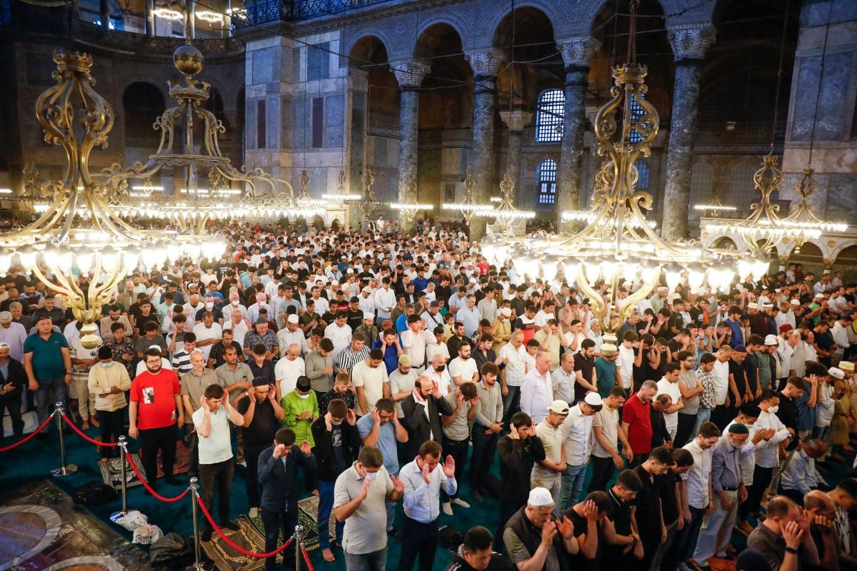 Ayasofya Camii nde binlerce kişi bayram namazı kıldı #10