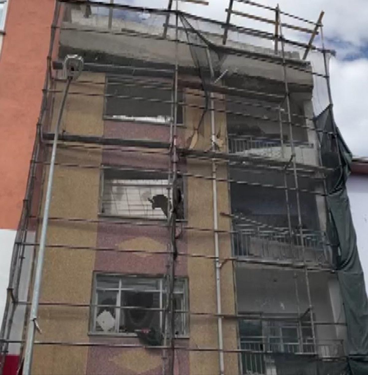 Eskişehir de boş binanın yıkımı sırasında bir kişinin üzerine kolon devrildi #3