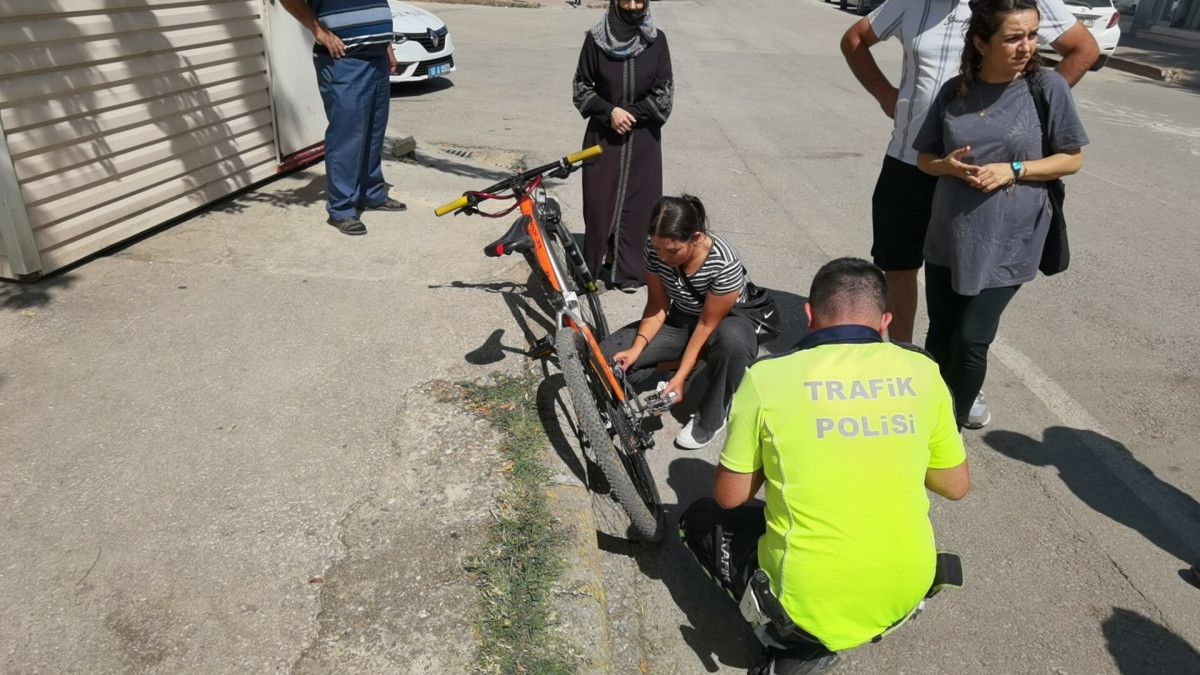 Bursa da otomobil çarptı, yaralı halde bisikletini tamir etmeye çalıştı #1