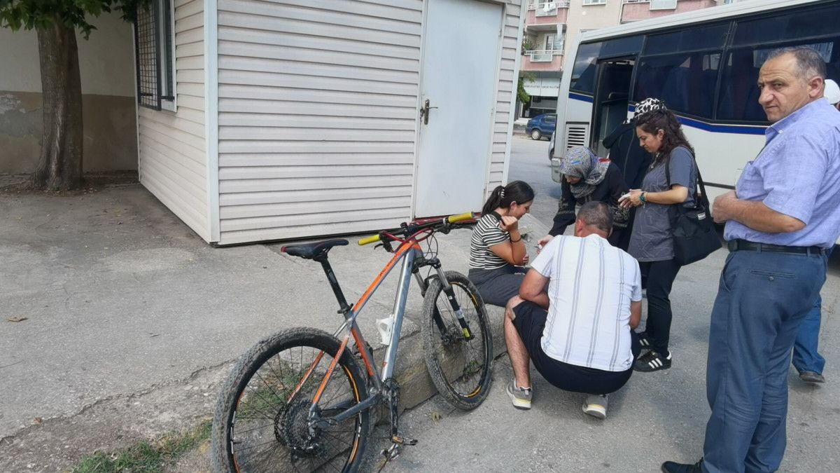 Bursa da otomobil çarptı, yaralı halde bisikletini tamir etmeye çalıştı #2