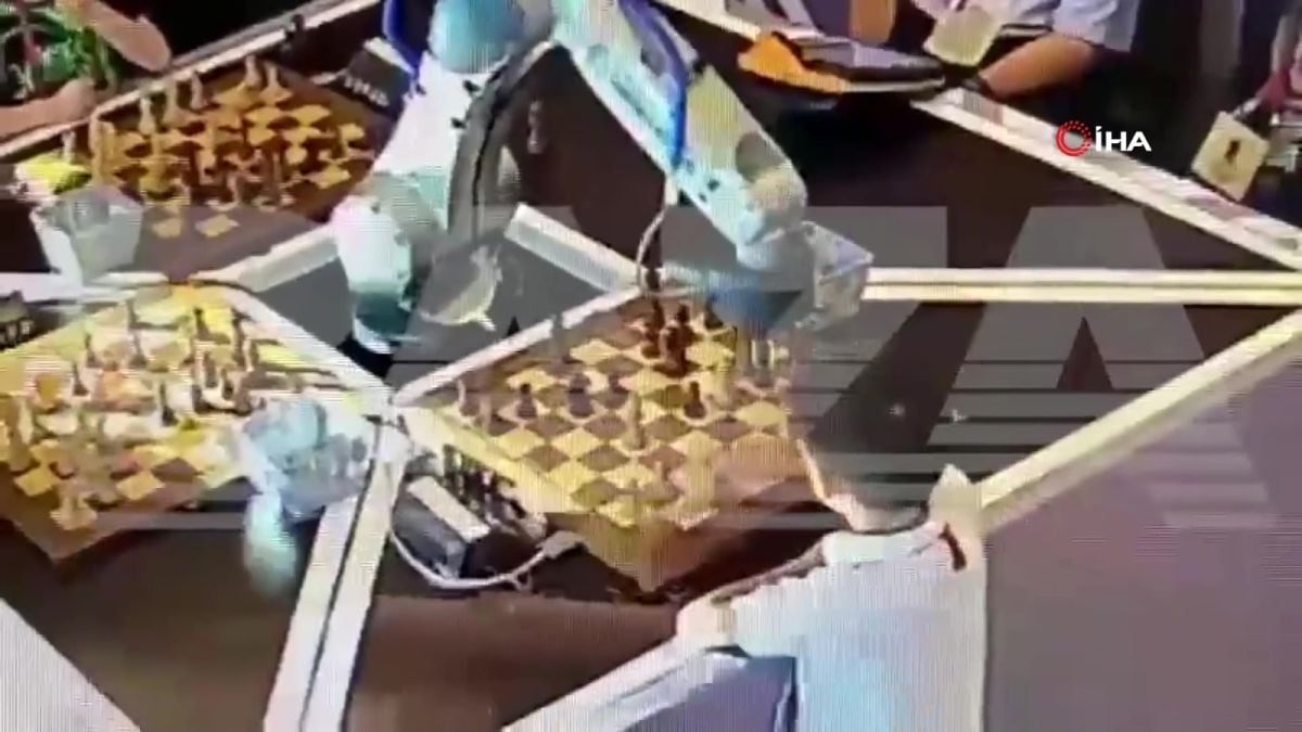 Chess robot crushed boy's finger in Russia #1