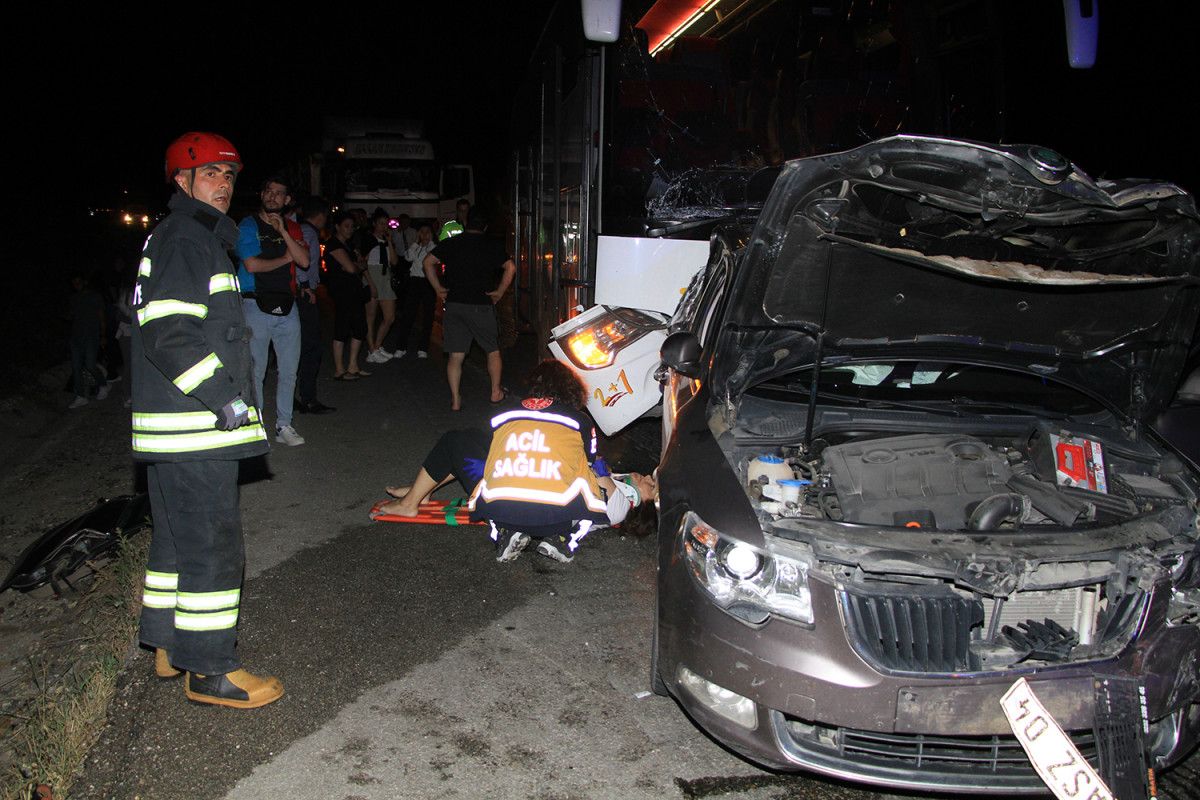 Manisa da yolcu otobüsü ve 2 otomobil çarpıştı: 4 yaralı #8
