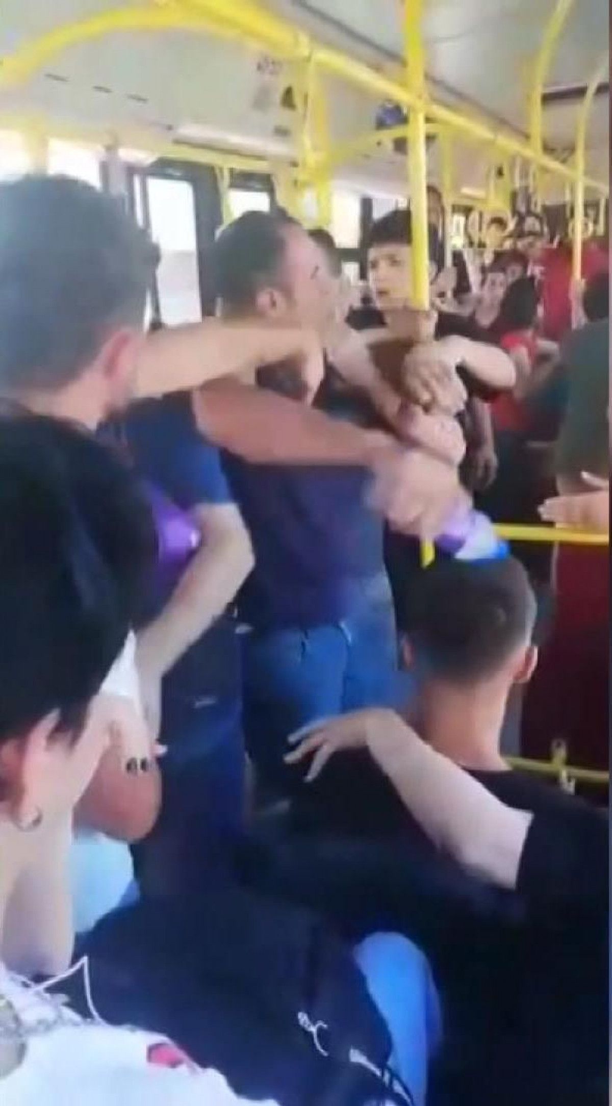 Kadıköy de otobüste fotoğraf iddiası: Şüpheli darbedildi #7