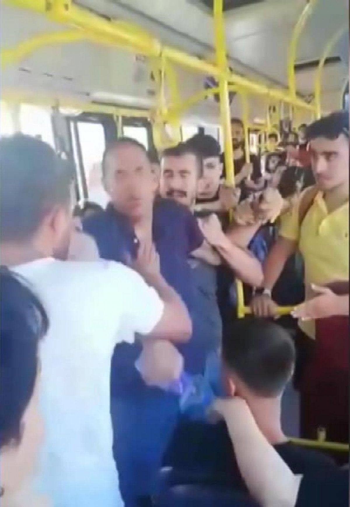 Kadıköy de otobüste fotoğraf iddiası: Şüpheli darbedildi #6