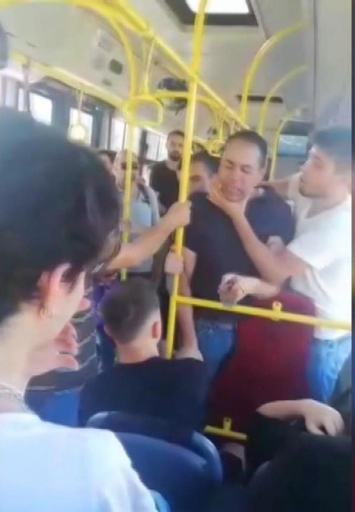 Kadıköy de otobüste fotoğraf iddiası: Şüpheli darbedildi #2