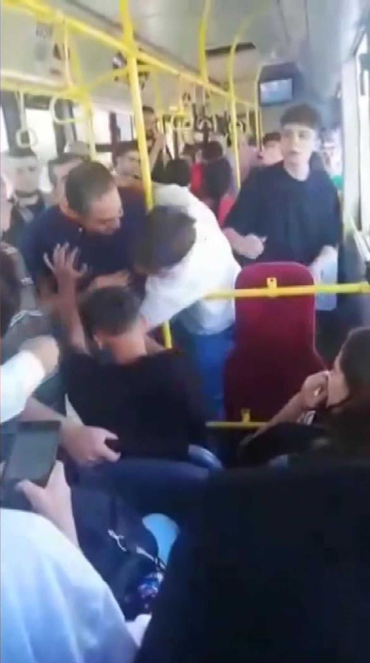 Kadıköy de otobüste fotoğraf iddiası: Şüpheli darbedildi #4