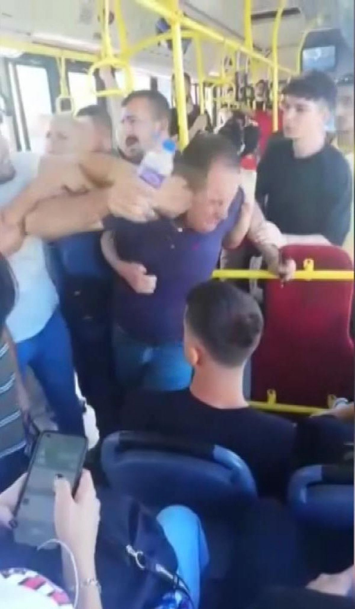 Kadıköy de otobüste fotoğraf iddiası: Şüpheli darbedildi #5