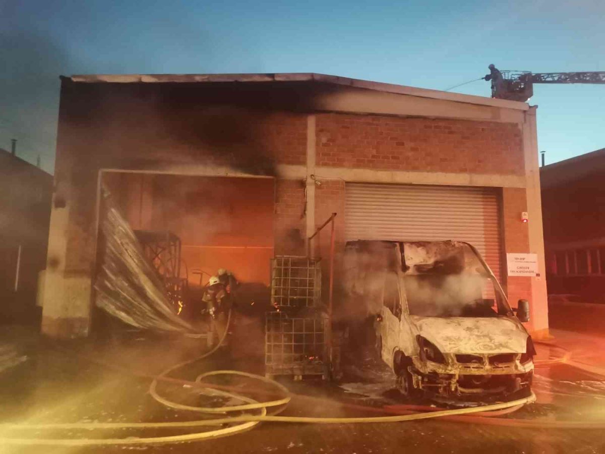 İzmir de kimya imalathanesinde yangın: 1 ölü 1 yaralı #1