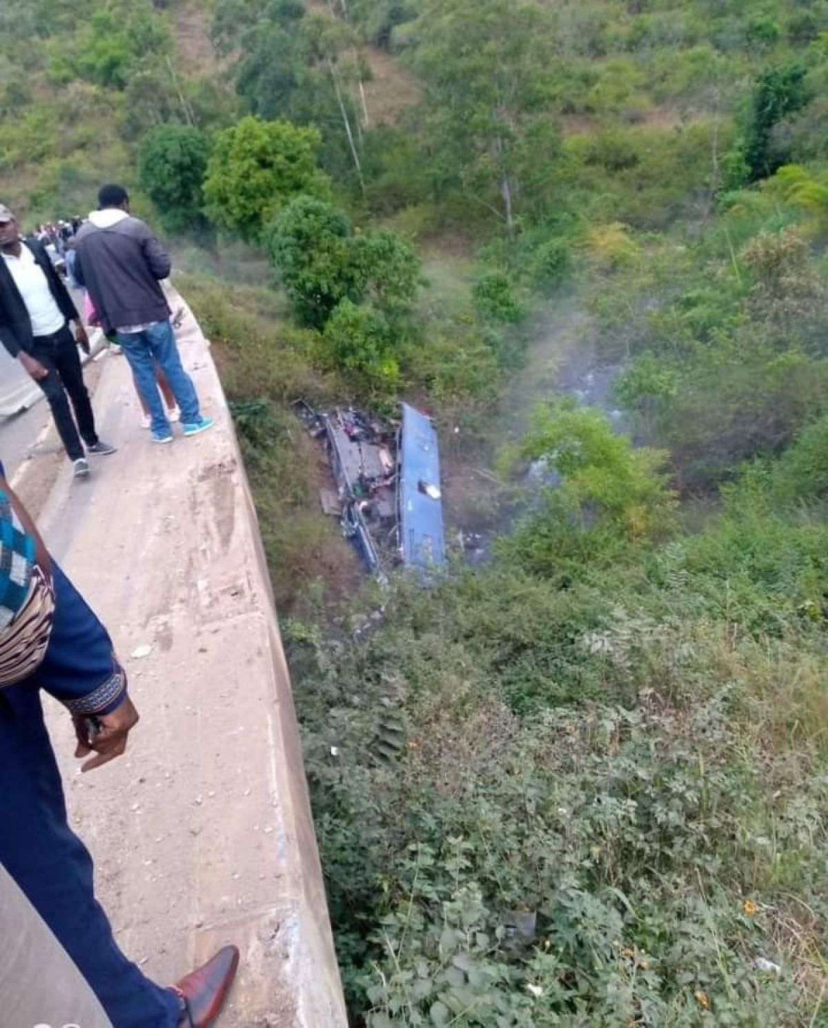 Kenya’da yolcu otobüsü nehre düştü: 24 ölü #2
