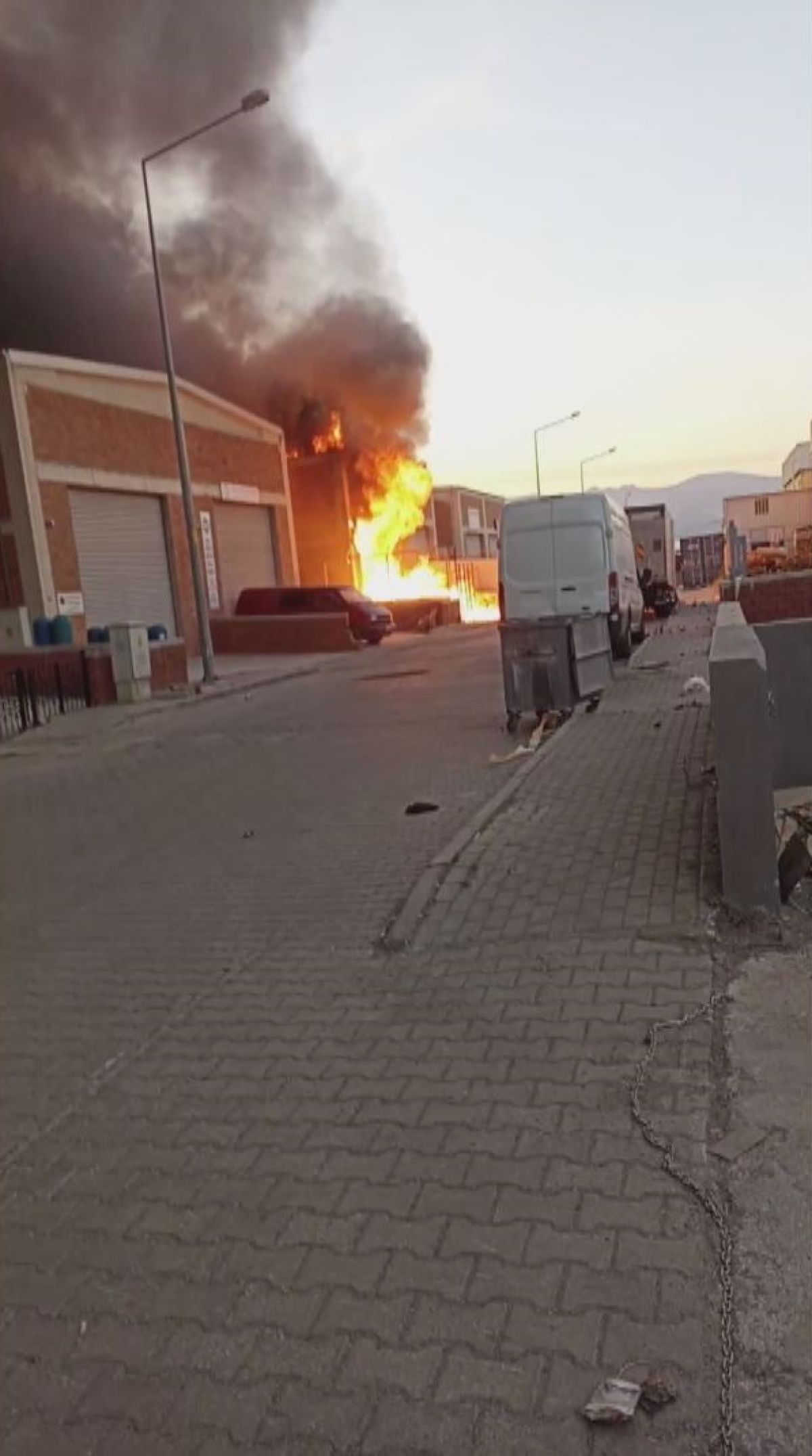 İzmir de kimya imalathanesinde yangın: 1 ölü 1 yaralı #5