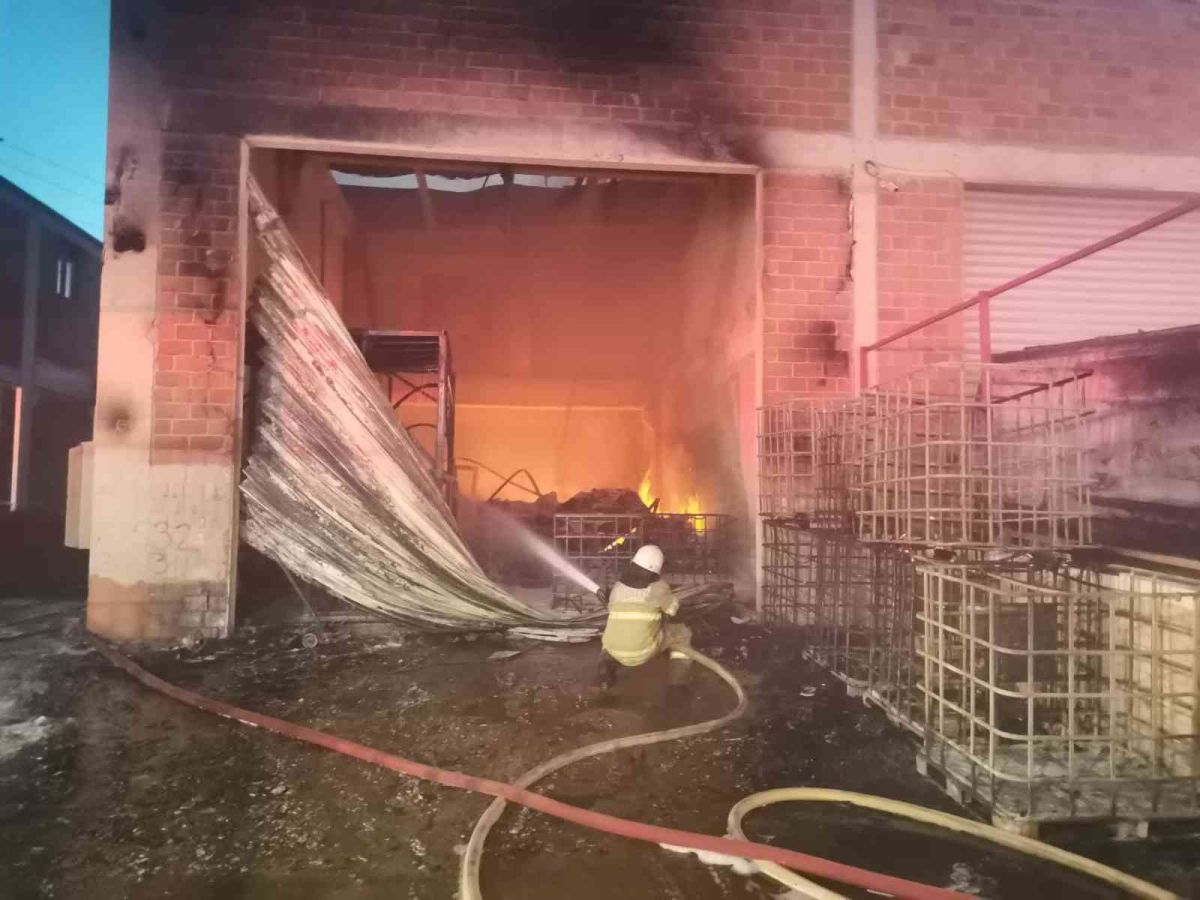 İzmir de kimya imalathanesinde yangın: 1 ölü 1 yaralı #3