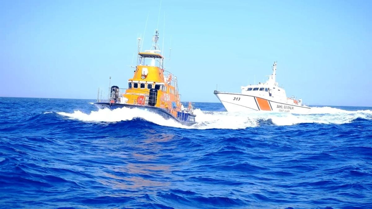 Yelkenli tekneyi taciz eden Yunan unsurları, Türk askerlerini görünce kaçtı  #1